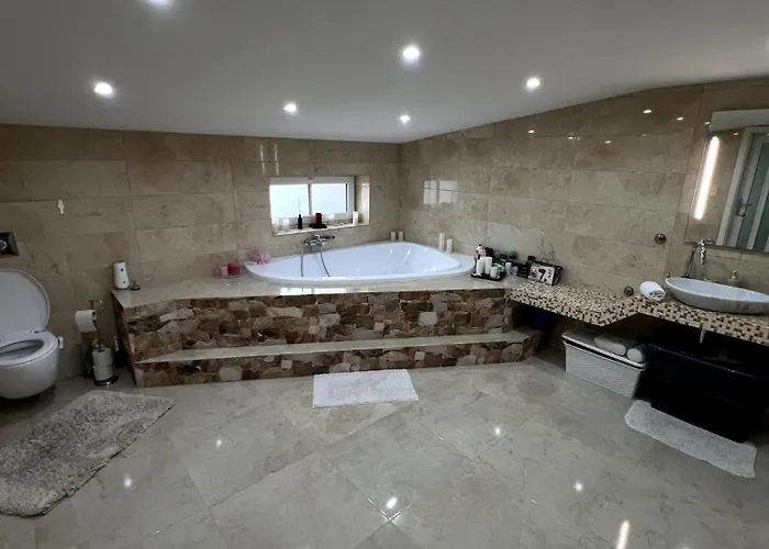 Haus Mit Pool فيلة